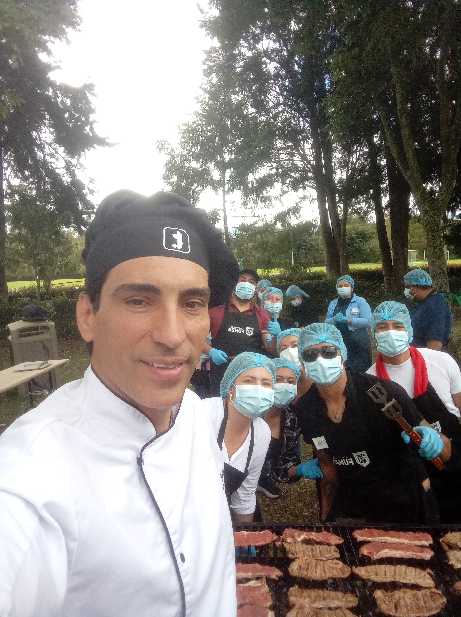 Parrilla y asado con equipo institucional al aire libre
