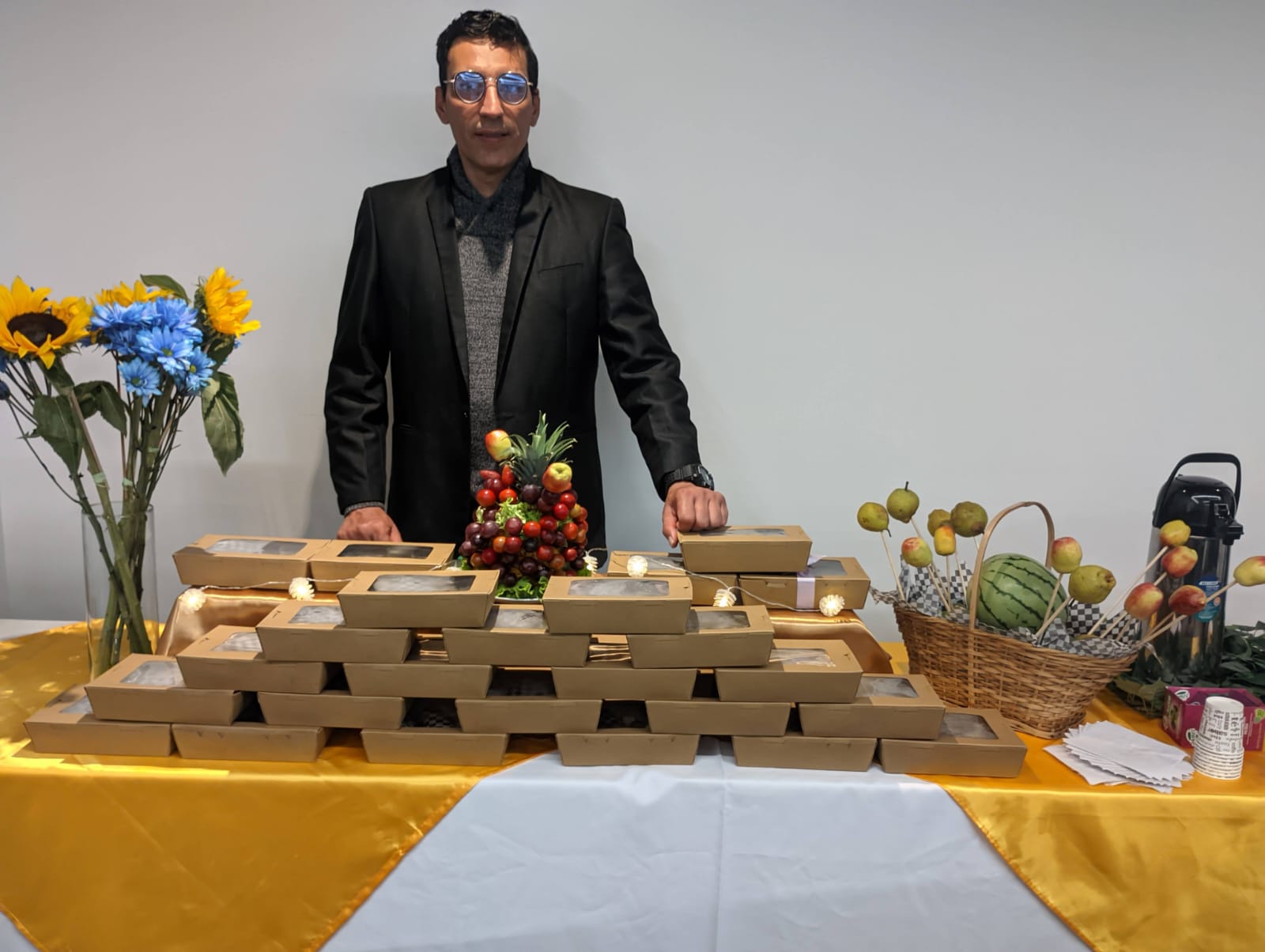 Chef en saco formal con cajas de catering corporativo