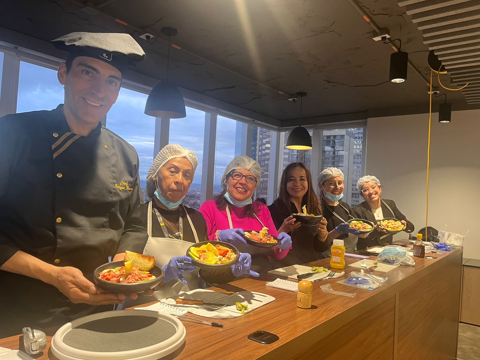 Cena ejecutiva y workshop en sala directiva con vista panorámica