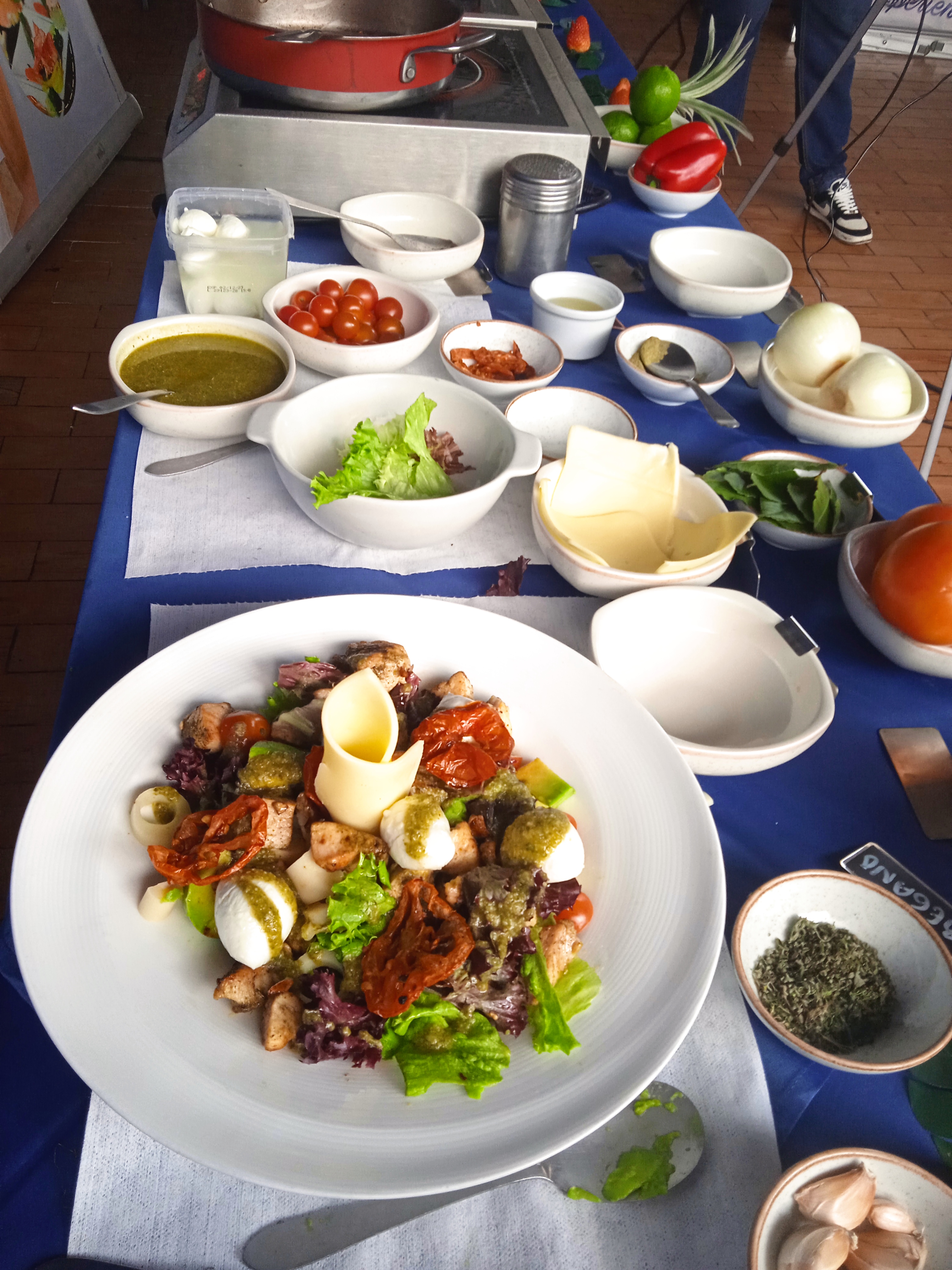 Ensalada gourmet con brotes y aderezo especial